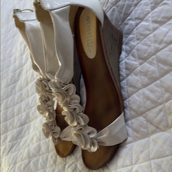 Patrizia by Spring Step Women's White Floral Sandals size 9-10 - Picture 4 of 8